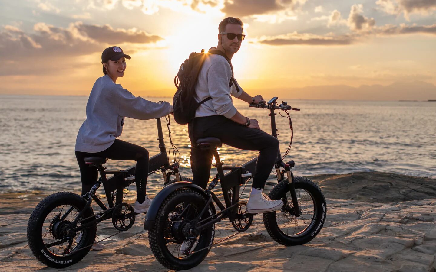 電動自転車 かっこいい メンズ 向けモデルのイメージ(夜の街並みとスタイリッシュなe-Bike)