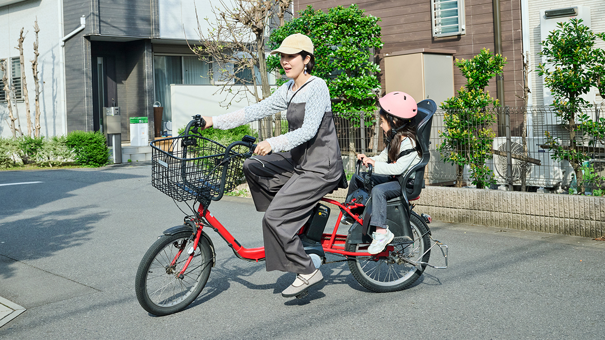 東京都内で電動自転車に乗る親子。2025年の補助金動向をイメージしたヘッダー画像