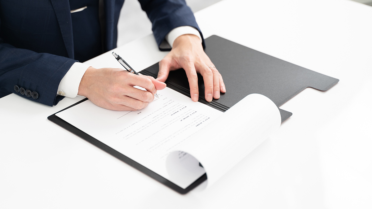 補助金申請の流れと必要書類をイメージした写真（見積・申請・交付決定・購入・実績報告）