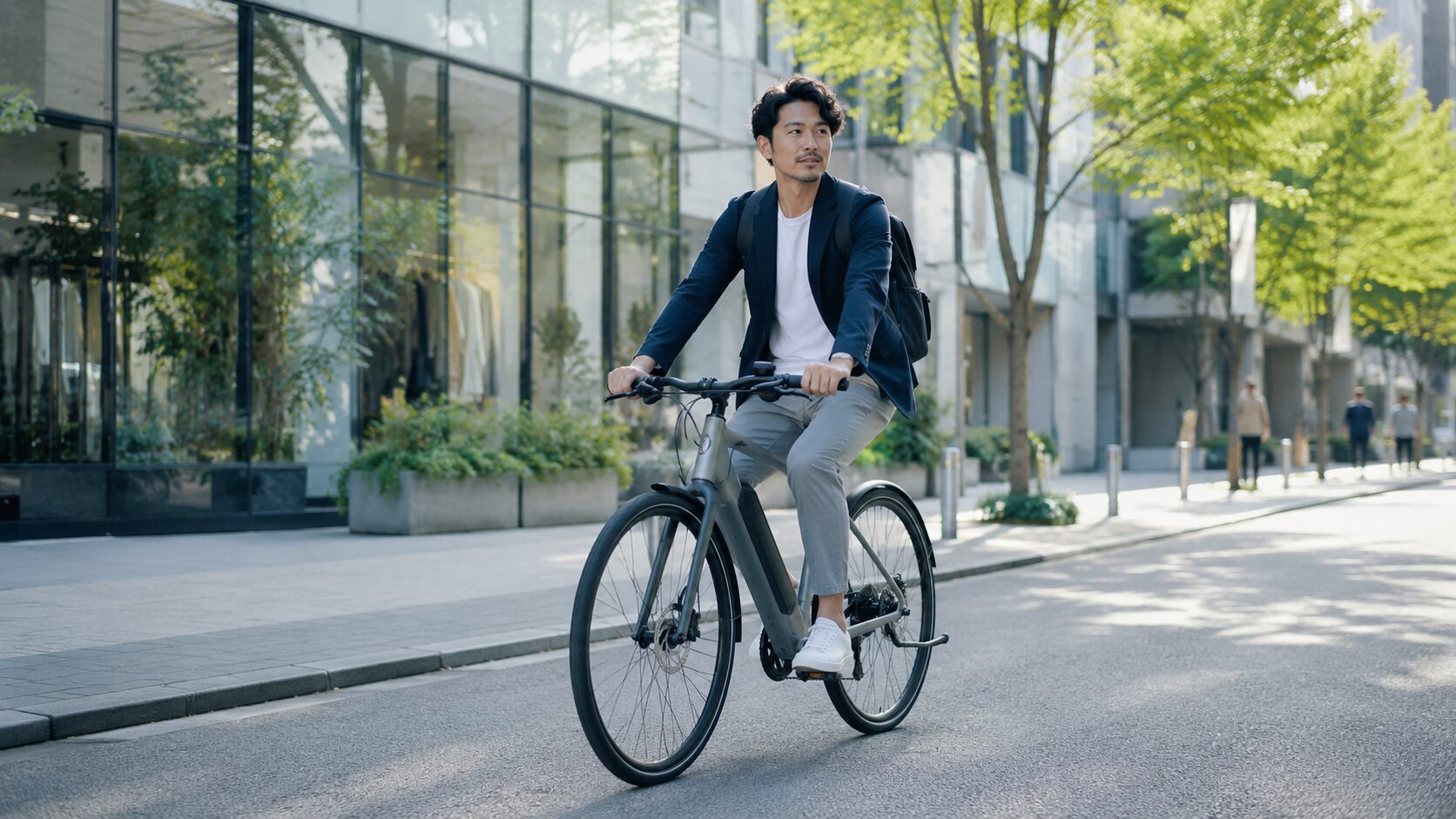 おしゃれな電動アシスト自転車で街乗りするイメージ